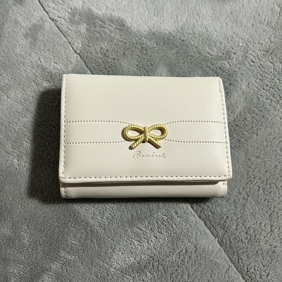 Elegant Cream Bow-Accent Wallet - Picture 1 of 3